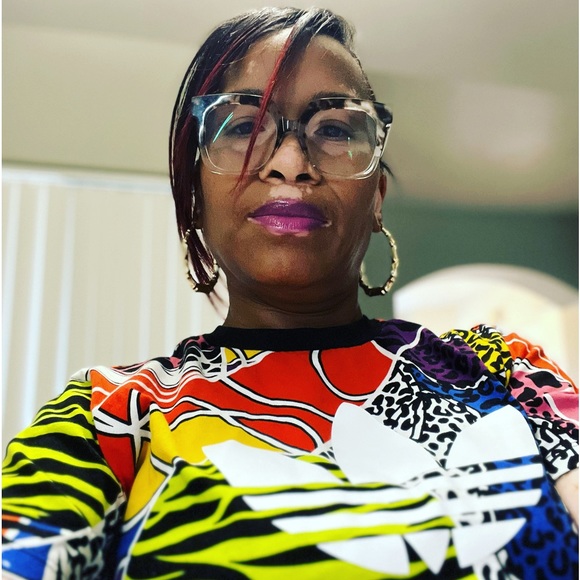 Meet your Posher, Tori - Picture 2 of 2